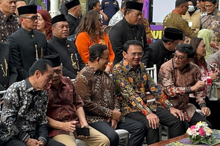 Ahok dan Anies tampak berbincang santai diselingi senda-gurau. Keduanya juga berbincang dengan mantan Gubernur Djarot Saiful Hidayat.