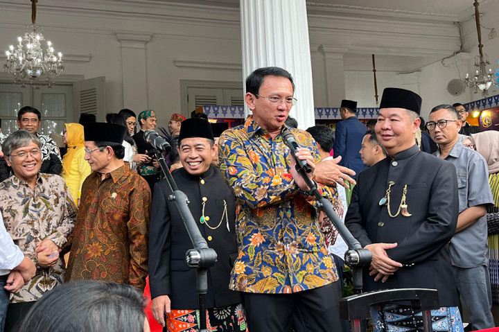 “Ini urusan beda, nanti sama Pak Anies punya urusan, tunggu bulan depan tanggal main,” kata Ahok.