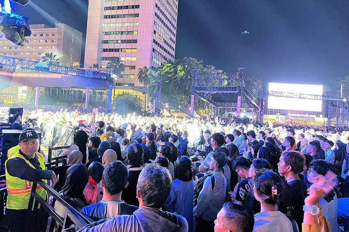 Pantauan medcom.id masyarakat terlihat menikmati panggung hiburan yang diisi oleh musisi papan atas Tanah Air. Meskipun berdesakan masyarakat tetap terlihat antusias bernyanyi sambil menikmati alunan musik.