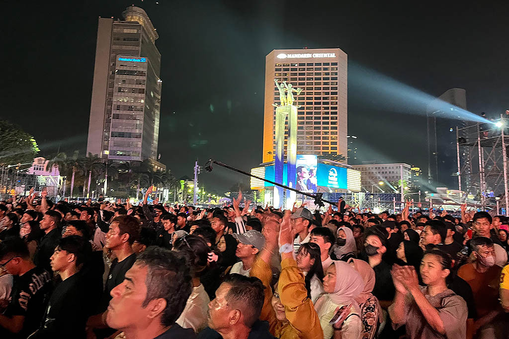 Pusat Kota Jakarta, Bundaran Hotel Indonesia (HI) masih menjadi tempat favorit masyarakat untuk menghabiskan malam tahun barunya. Terlihat lautan manusia padati kawasan Bundaran HI, Selasa, 31 Desember 2024 malam. 
