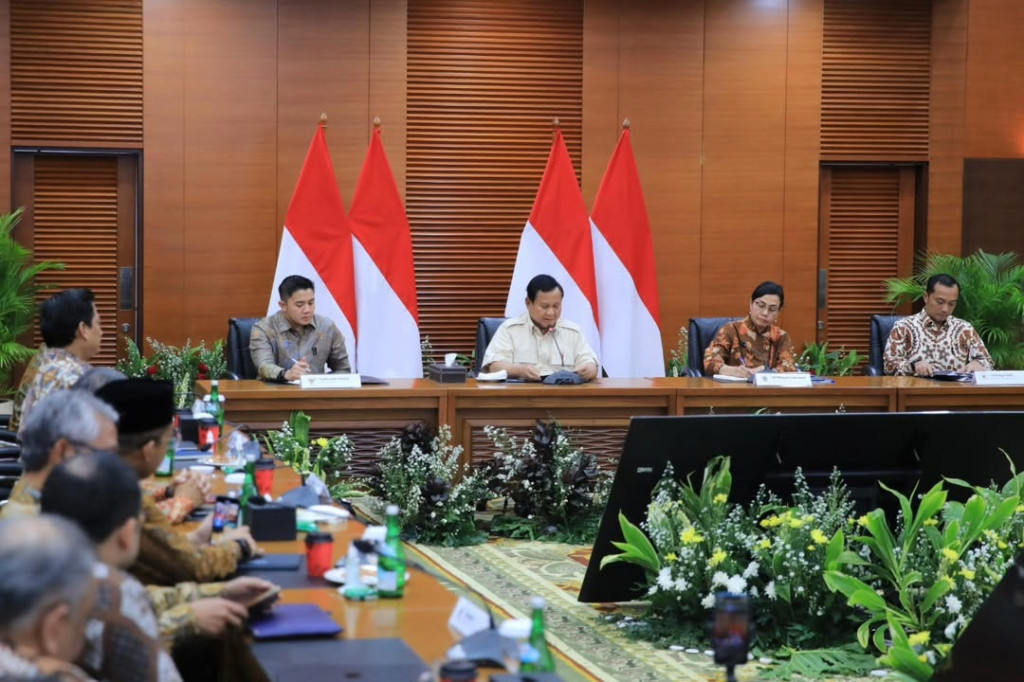 “Contoh pesawat jet pribadi itu tergolong barang mewah yang dimanfaatkan ataupun digunakan oleh masyarakat papan atas. Kemudian kapal pesiar, yacht, ya motor yacht. Kemudian rumah yang sangat mewah, yang nilainya di atas golongan menengah,” ucap Presiden Prabowo di Kantor Kementerian Keuangan Jakarta, pada Selasa, 31 Desember 2024.