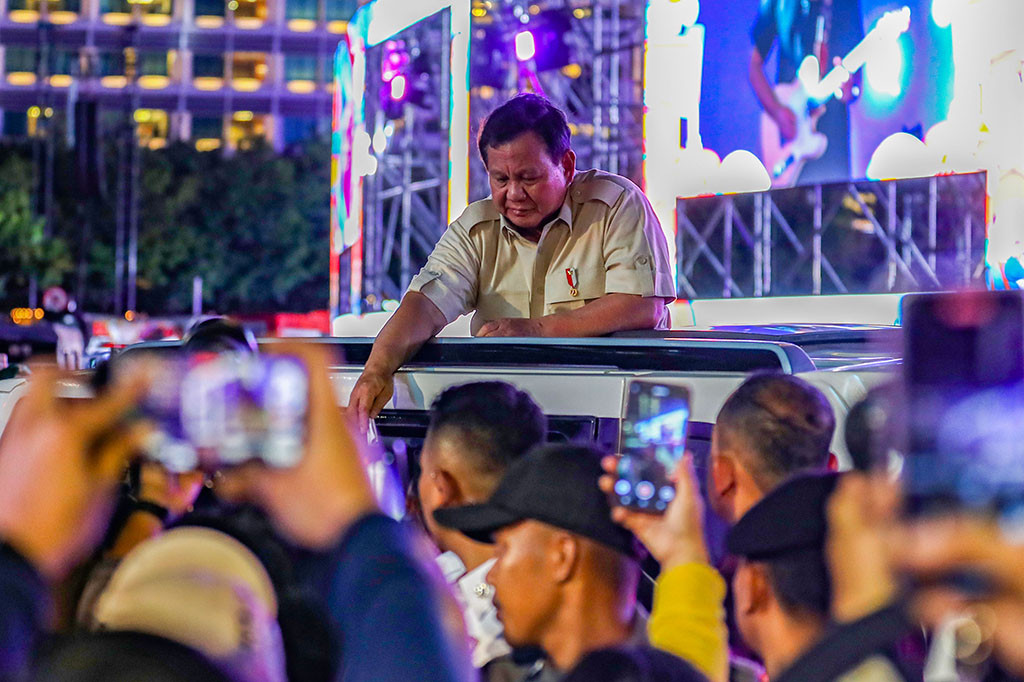 Prabowo pun menyalami warga yang berkumpul dan mengambil foto serta video dirinya.