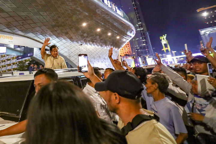 Di sekitar Hotel Kempinski, Thamrin, massa yang sedang menikmati momen malam jelang pergantian Tahun Baru 2025, mengerubungi mobil yang dinaiki Presiden saat melintasi kawasan tersebut setelah dari Gedung Kementerian Keuangan.