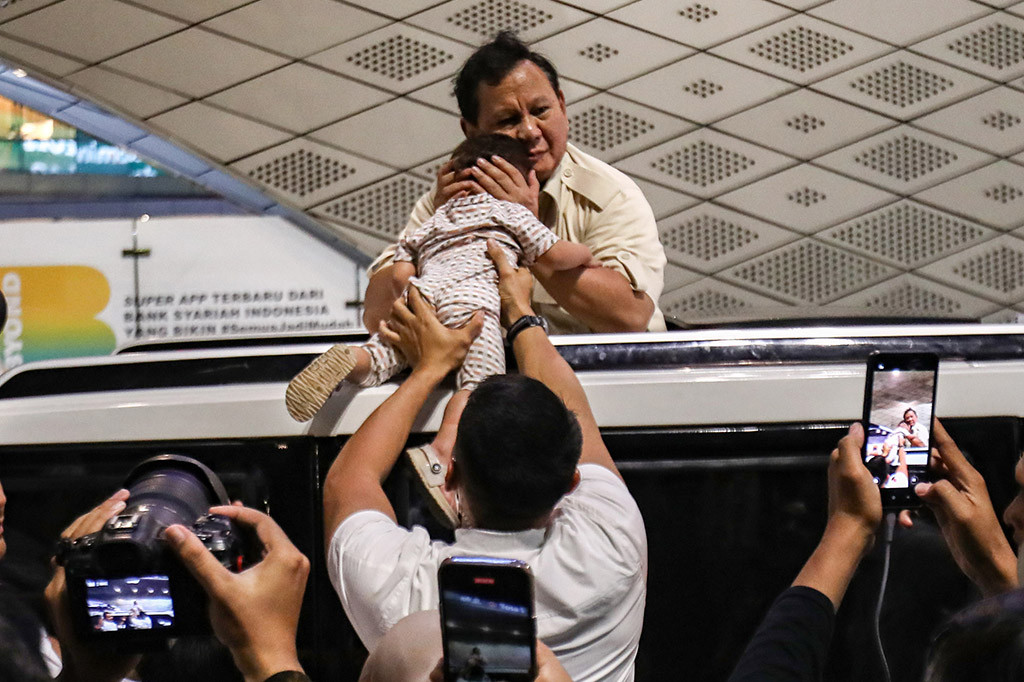 Prabowo sesekali mengangkat balita kemudian menciumnya.