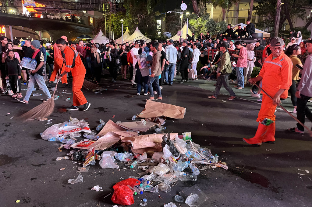 Pantauan Medcom.id, pasukan oranye mulai membersihkan kawasan Bundaran HI pada pukul 01:00 WIB. Meskipun masih ada pengunjung yang berada di kawasan Bundaran HI, pasukan oranye tetap melakukan pembersihan.