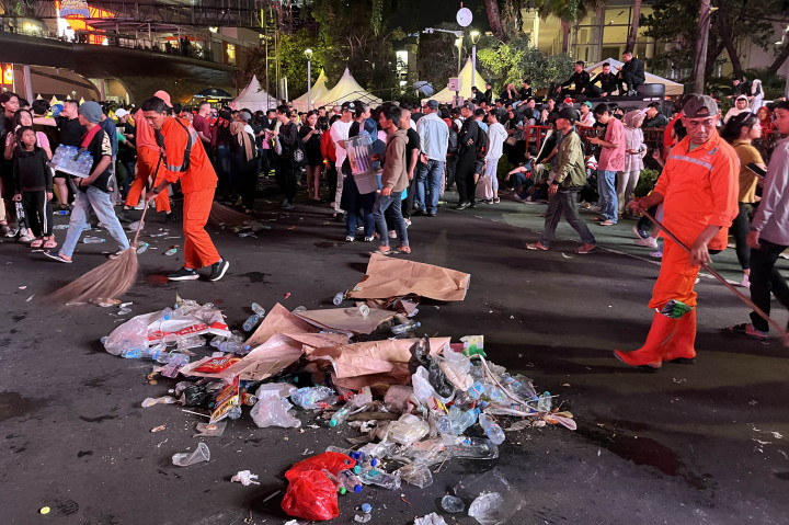 Pantauan Medcom.id, pasukan oranye mulai membersihkan kawasan Bundaran HI pada pukul 01:00 WIB. Meskipun masih ada pengunjung yang berada di kawasan Bundaran HI, pasukan oranye tetap melakukan pembersihan.