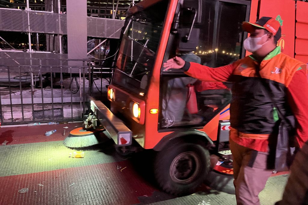 Tampak juga mobil penyapu jalan yang dikerahkan untuk mempercepat proses pebersihan. Meskipun jalan telah dibuka untuk kendaraan bermotor pada pukul 01:30 WIB, namun terlihat masih banyak masyarakat yang berada di trotoar jalan.