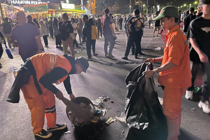 Petugas Penanganan Prasarana dan Sarana Umum (PPSU) atau pasukan oranye mulai membersihkan sampah yang berserakan di kawasan bundaran Hotel Indonesia (HI).