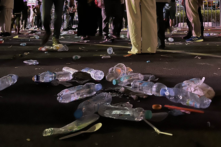 Sebagai informasi pusat Kota Jakarta, Bundaran Hotel Indonesia (HI) masih menjadi tempat favorit masyarakat untuk menghabiskan malam tahun barunya. Terlihat lautan manusia juga memadati kawasan Bundaran HI.