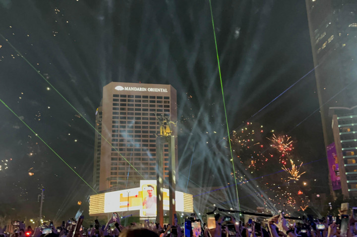 Pertunjukan kembang api megah dan formasi drone menyambut tahun 2025 dalam acara perayaan pergantian tahun di panggung Kirana Jakarta 2025, Bundaran HI, Jakarta Pusat pada Selasa, 31 Desember 2024 malam hingga Rabu, 1 Januari 2024 dini hari.