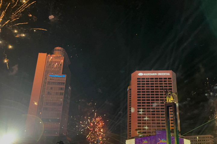 Pertunjukan kembang api kemudian dilanjutkan dengan penampilan formasi ratusan drone yang diiringi oleh perpaduan musik modern dan Betawi. Formasi drone membentuk sejumlah visual seperti hitung mundur sepuluh sampai satu, ondel-ondel, macan Kemayoran, hingga tulisan 'Happy New Year 2025' dan 'I Love Jakarta'.