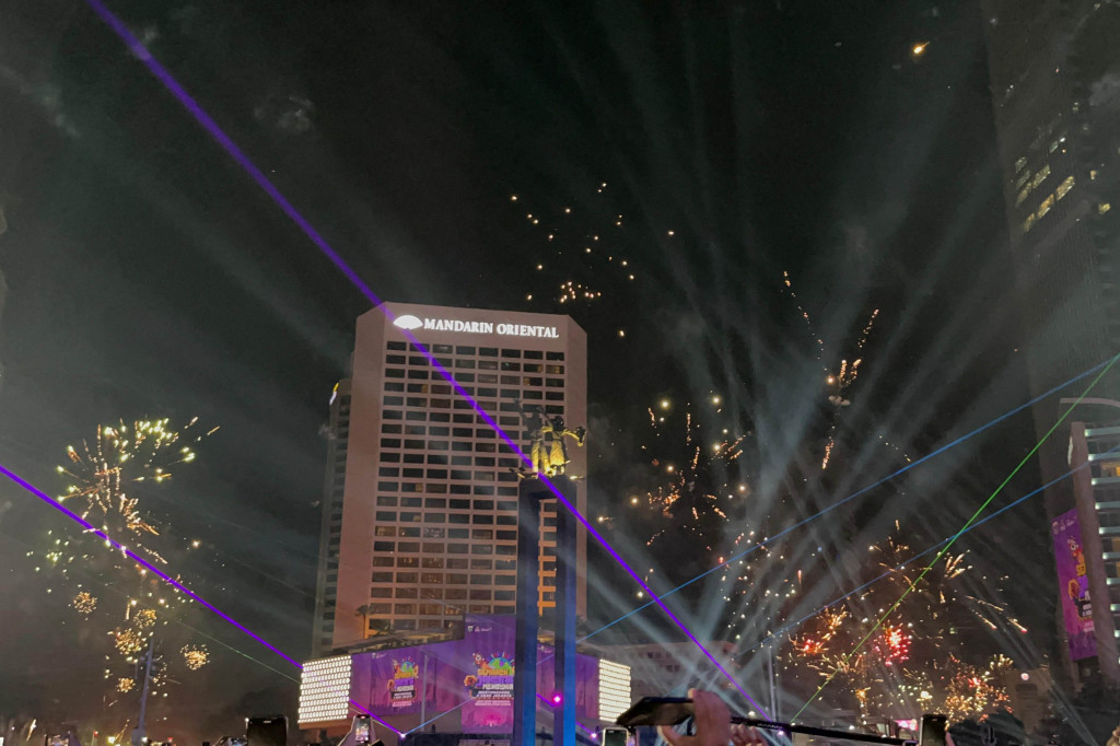Pesta kembang api semakin meriah ketika jam menunjukkan pukul 00.00 WIB yang menandakan hari telah berganti menjadi 1 Januari 2025. Para pengunjung mengabadikan momen pergantian tahun dengan gawai masing-masing sembari menghitung mundur detik-detik terakhir tahun 2024.