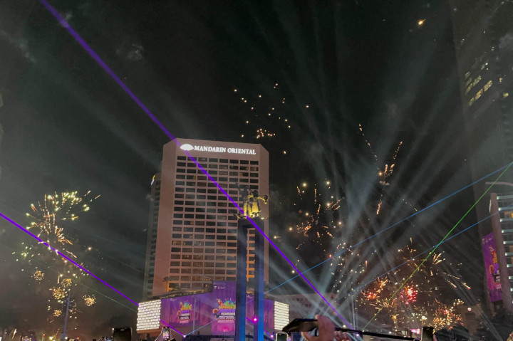 Pesta kembang api semakin meriah ketika jam menunjukkan pukul 00.00 WIB yang menandakan hari telah berganti menjadi 1 Januari 2025. Para pengunjung mengabadikan momen pergantian tahun dengan gawai masing-masing sembari menghitung mundur detik-detik terakhir tahun 2024.