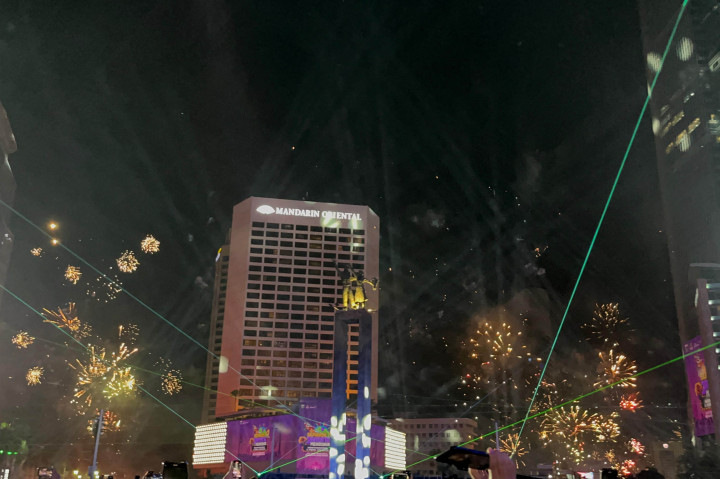 Kemeriahan momen pergantian tahun mulai terasa 15 menit terakhir tahun 2024 yang dimulai dengan tembakan kembang api menghiasi langit area Bundaran HI. Pesta kembang api juga diiringi oleh penampilan video mapping yang diproyeksikan pada gedung The Plaza yang terletak di dekat Bundaran HI.