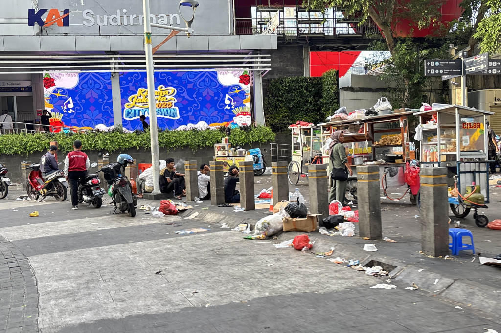 Perayaan malam tahun baru 2025 telah berlangsung di Bundaran HI, Jakarta Pusat. Namun, usai kemeriahan tersebut masih banyak sampah yang berserakan di sekitar wilayah Sudirman hingga Thamrin, Jakarta Pusat.