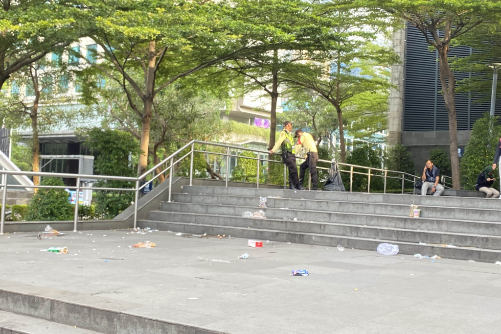 Acara perayaan pergantian tahun di Bundaran HI turut dihadiri Penjabat Gubernur DKI Jakarta Teguh Setyabudi, sejumlah pejabat Pemprov DKI Jakarta, serta artis penampil RAN dan Yura Yunita yang memimpin hitung mundur pergantian tahun.