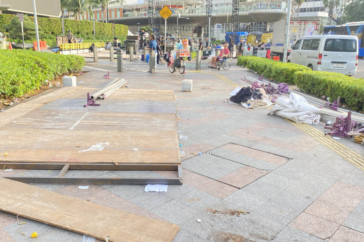 Semalam, acara pergantian tahun berlangsung dengan memiliki rangkaian acara. Acara tersebut digelar di panggung utama dan 12 panggung yang tersebar di berbagai titik.