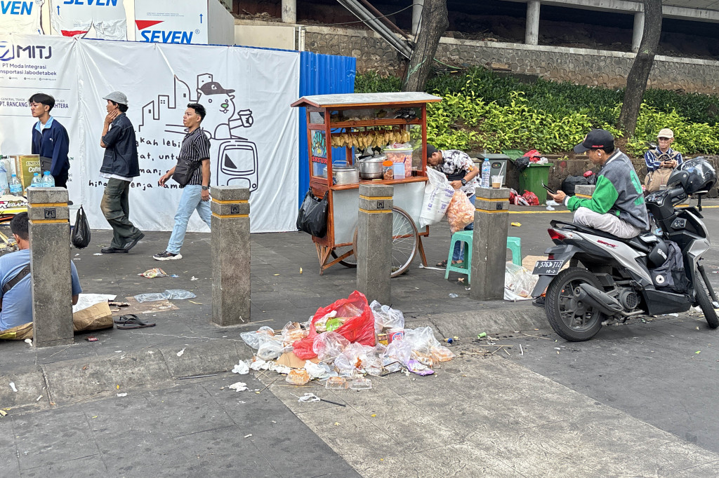 Para petugas kebersihan melangsungkan tugasnya untuk membersihkan beberapa wilayah tersebut. Terpantau pada pukul 05.30 hingga 06.00 WIB sampah masih tetap berserakan.