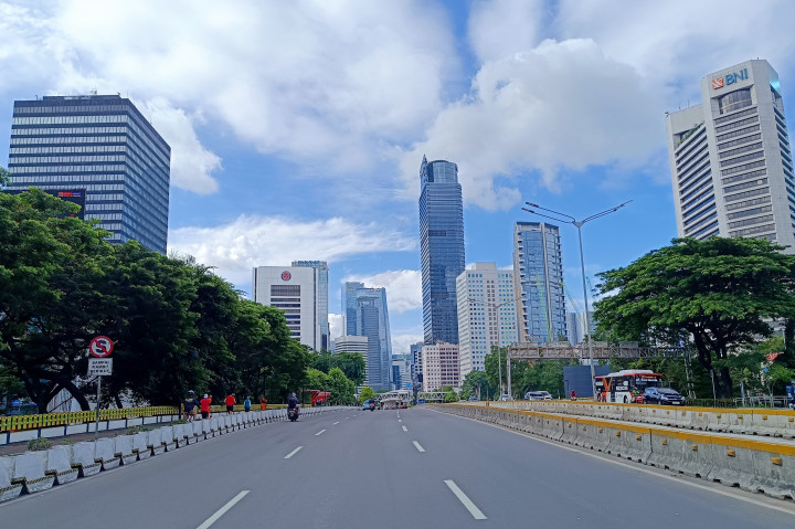 Suasana lalu lintas yang lengang di seputaran kawasan jalan protokol di Jakarta, Rabu, 1 Januari 2025. Memasuki hari pertama di Tahun Baru 2025 kondisi arus lalu lintas di Jakarta relatif lancar dibandingkan dengan hari-hari biasa di jam kantor yang biasanya dipadati kendaraan roda empat maupun roda dua.