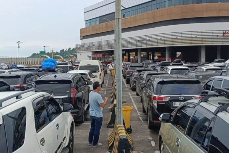 Seperti inilah kondisi Pelabuhan Penyeberangan Merak, Rabu, 1 Januari 2025. siang ini kondisi pelabuhan terlihat padat oleh kendaraan pribadi yang menunggu giliran naik kapal untuk melanjutkan ke Pulau Sumatera. Terlihat di areal dermaga eksekutif dipenuhi oleh kendaraan pribadi.