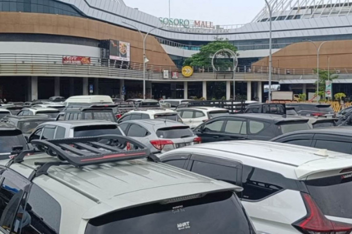 Arus balik liburan, kondisi Pelabuhan Penyeberangan Merak sudah terpantau padat oleh kendaraan pribadi. terlihat areal dermaga eksekutif penuh oleh antrean kendaraan yang menunggu giliran naik kapal.