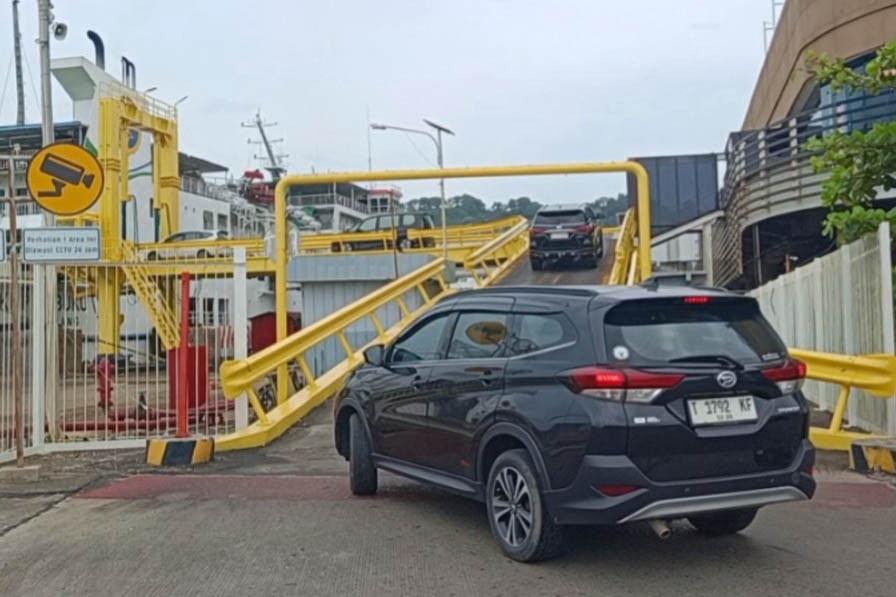 Sedangkan untuk dermaga reguler ramai lancar. Pengguna jasa banyak memilih kapal ekpres karena satu setengah jam lebih cepat dari dermaga reguler.