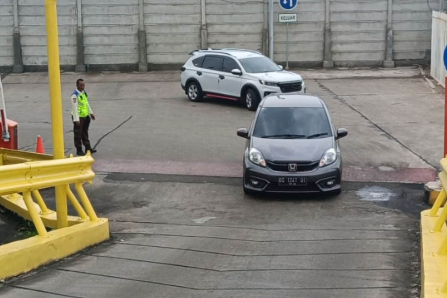 Untuk mengantisipasi lonjakan ini pihak otoritas pelabuhan mengoperasikan tujuh dermaga dengan 67 kapal.
