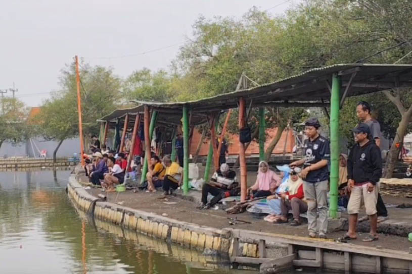 Pada liburan Tahun Baru 2025, sejumlah tempat wisata di Kabupaten Sidoarjo dipadati pengunjung, Rabu, 1 Januari 2025. Salah satu tempat yang ramai pengunjung adalah kolam pemancingan ikan.