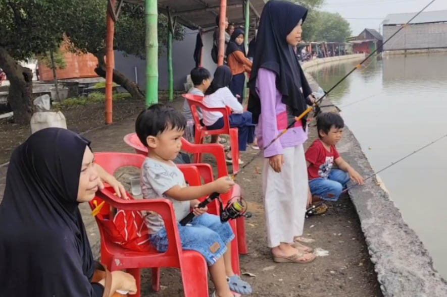 Kolam pemancingan ikan banyak dijumpai di kawasan Sedati Kabupaten Sidoarjo. Pada liburan Tahun Baru 2025, tempat-tempat pemancingan di kawasan itu padat pengunjung.