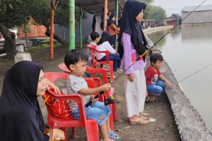 Kolam pemancingan ikan banyak dijumpai di kawasan Sedati Kabupaten Sidoarjo. Pada liburan Tahun Baru 2025, tempat-tempat pemancingan di kawasan itu padat pengunjung.