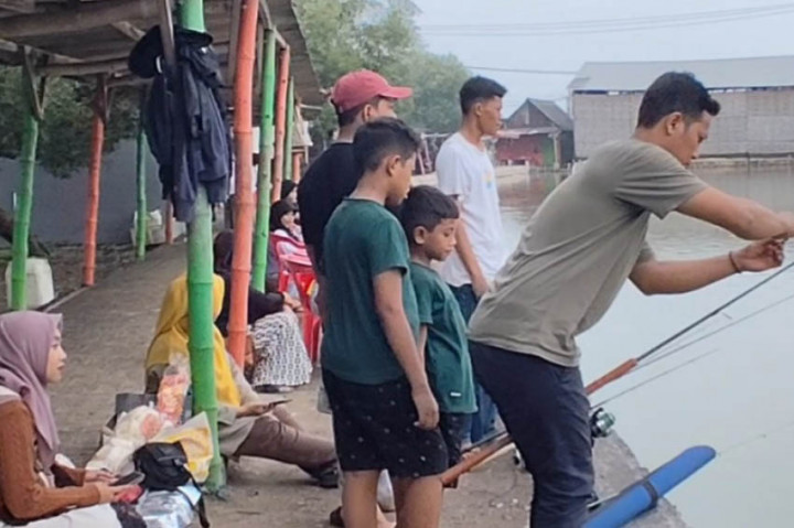 Tempat pemancingan menjadi alternatif wisata, karena murah meriah dan menyenangkan. Apalagi setelah memancing, ikan hasil pancingan bisa dimasak, dan disantap ramai-ramai di sana.