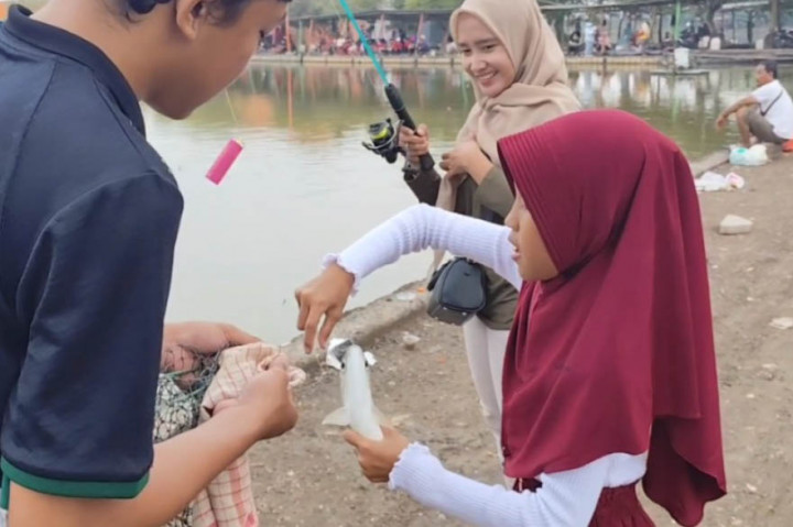Anak usia SD banyak terlihat ikut memancing, di kawasan pemancingan Sedati Sidoarjo. Mereka merasakan kesabaran memancing, dan keseruannya saat pancing mereka ditarik ikan.