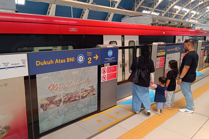 Diketahui LRT Jabodebek merupakan salah satu moda transportasi yang digunakan masyarakat selain Commuter Line dan Trasjakarta untuk bepergian ke sejumlah tempat wisata maupun aktifitas dalam kota selama musim libur Natal dan Tahun Baru 2025.