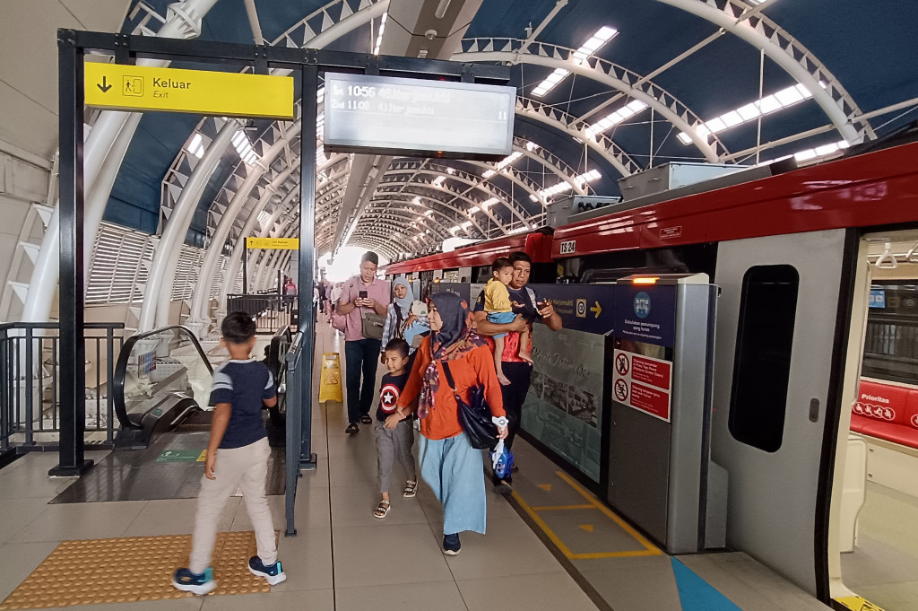 Orangtua mengajak serta anak-anak mereka menikmati liburan menggunakan LRT Jabodebek di Jakarta, Rabu, 1 Januari 2025. 