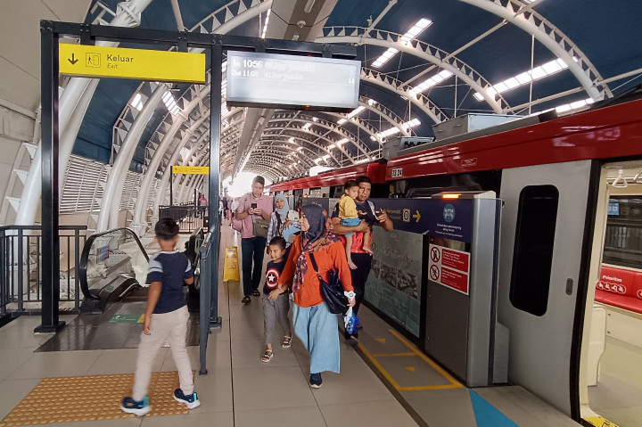 Orangtua mengajak serta anak-anak mereka menikmati liburan menggunakan LRT Jabodebek di Jakarta, Rabu, 1 Januari 2025. 