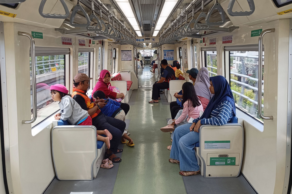 LRT Jabodebek mengoperasikan 270 perjalanan untuk mendukung mobilitas masyarakat yang ingin mengunjungi berbagai destinasi menarik di Jabodebek, seperti taman wisata, pusat perbelanjaan, atau sekadar menikmati pemandangan kota Jakarta. 