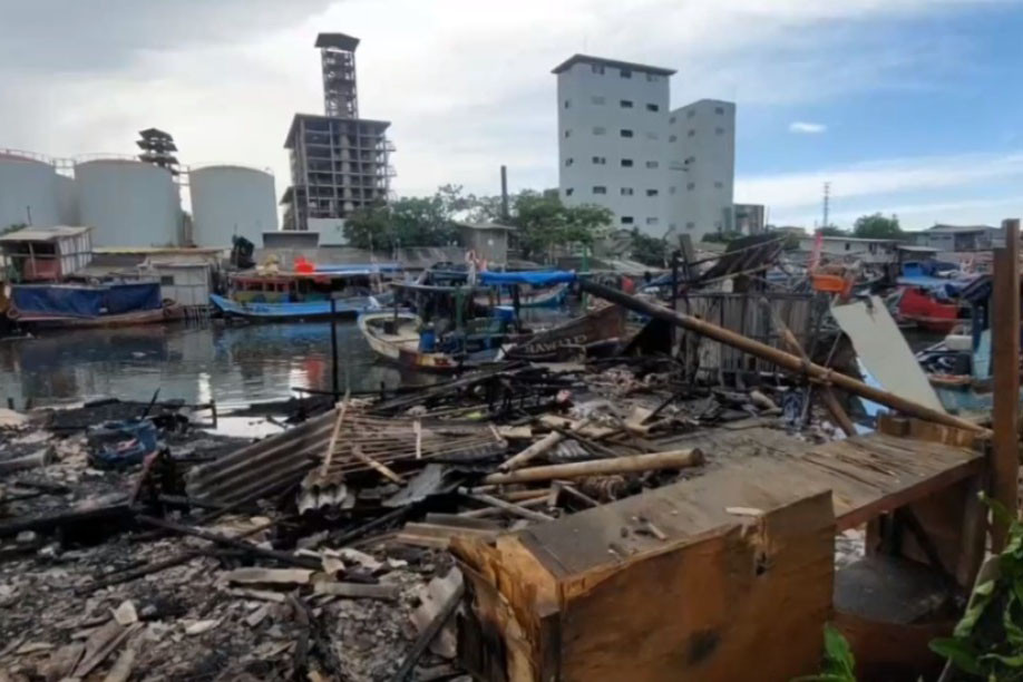 Diduga akibat letusan petasan, tiga rumah warga di RT 011 RW 06 Cilincing, Jakarta Utara, terbakar pada Rabu, 1 Januari 2025 dini hari. Tiga rumah semi permanen dan tiga bedeng ini dilalap si jago merah saat pergantian Tahun Baru 2025.