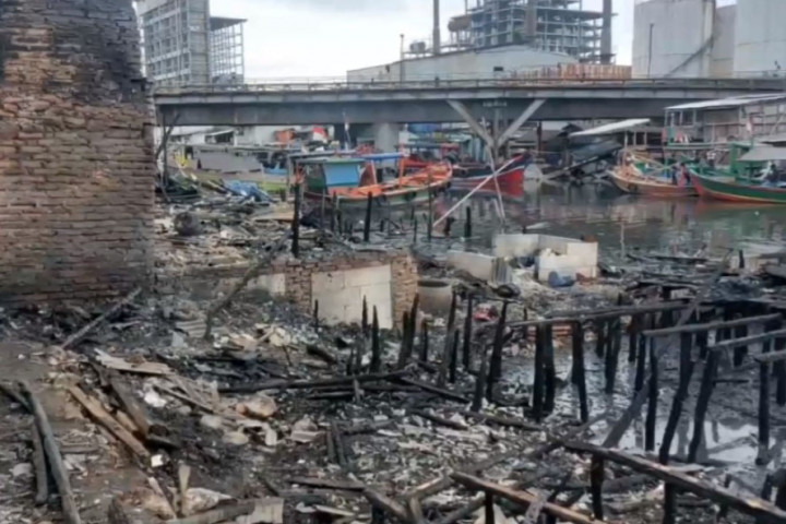 Selain membakar rumah, api juga menjalar ke beberapa kapal yang tengah bersandar di dermaga tak jauh dari titik awal api.