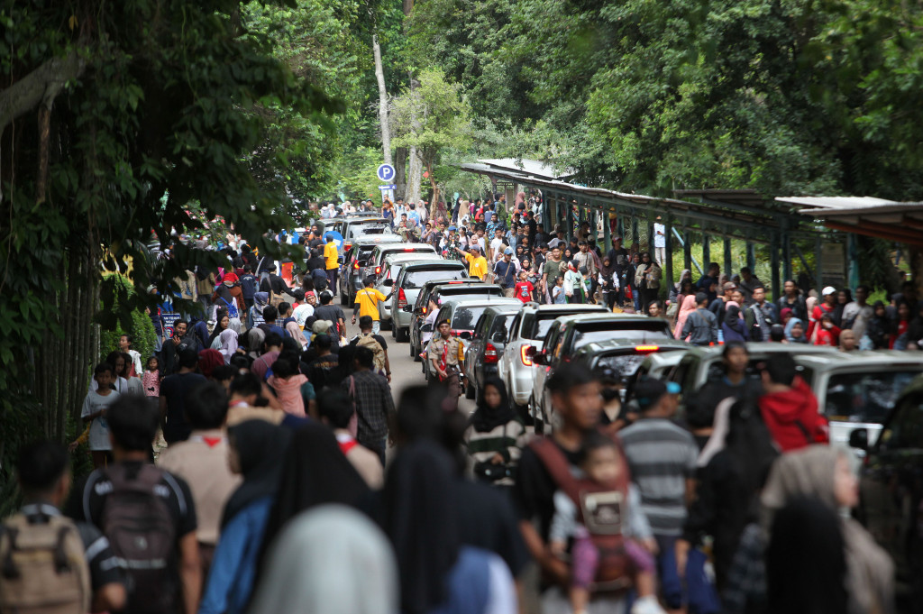 Area seputaran Ragunan mengalami macet parah sehingga arus lalu lintas harus dialihkan. 