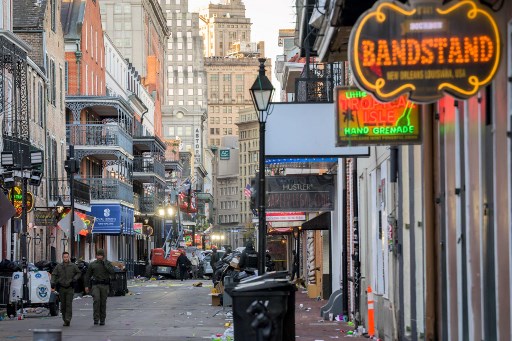 Seorang pengemudi menabrakkan truknya ke kerumunan dengan kecepatan tinggi kemudian melepaskan tembakan di French Quarter, New Orleans, pada Rabu, 1 Januari 2025 dini hari, menewaskan sedikitnya 10 orang dan melukai lebih dari 35 lainnya.