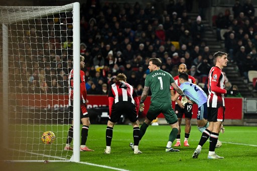 Hanya dalam waktu empat menit memasuki babak kedua, Arsenal memimpin melalui Mikel Merino, dan itu terjadi melalui sumber yang sama – tendangan sudut. Setelah Mark Flekken gagal menangkap bola yang kemudian memantul di sekitar kotak penalti dan disambar gelandang Spanyol tersebut.