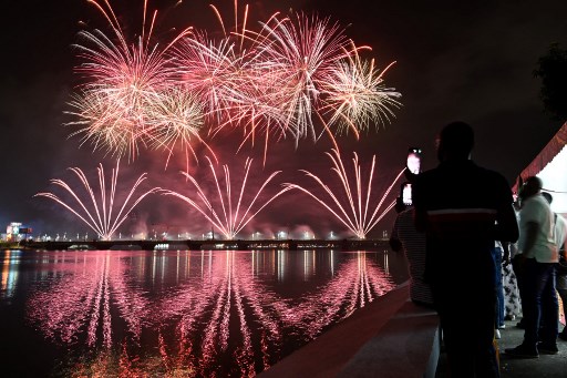 Pemandangan umum kembang api yang ditembakkan dari jembatan General de Gaulle, di laguna Ebrie selama perayaan Tahun Baru di Abidjan pada tanggal 1 Januari 2025. AFP PHOTO/Sia Kambou