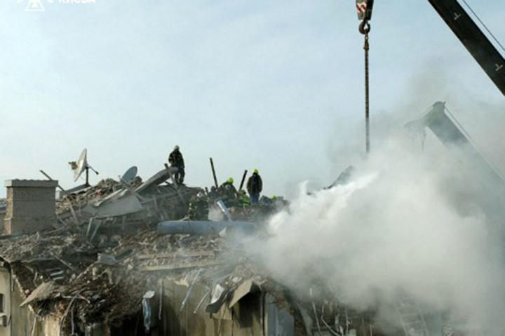 Tim penyelamat bekerja di lokasi serangan pesawat nirawak Rusia di sebuah bangunan tempat tinggal di Kyiv, di tengah invasi Rusia ke Ukraina, Rabu, 1 Januari 2025.