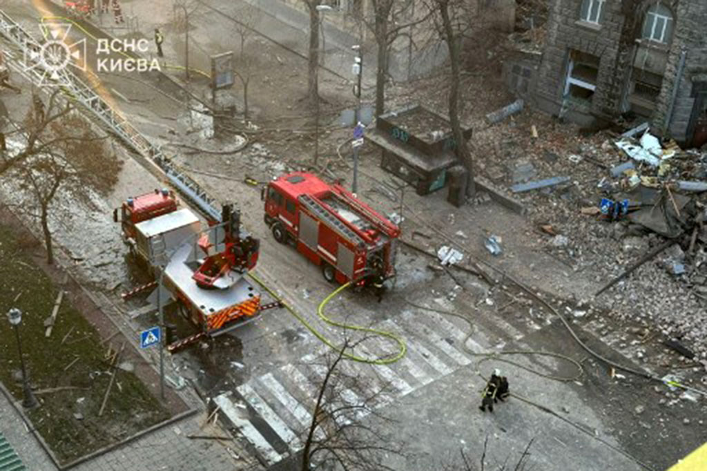 Rusia melancarkan serangan pesawat nirawak pada Tahun Baru di ibu kota Ukraina, Kiev, pada Rabu, 1 Januari 2025 pagi, menewaskan dua orang, melukai sedikitnya enam orang lainnya, dan merusak bangunan di dua distrik.