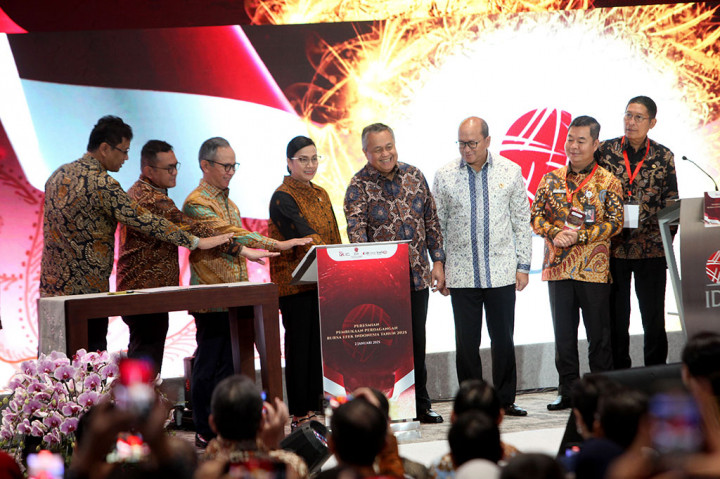 Menteri Keuangan Sri Mulyani Indrawati secara resmi membuka perdagangan bursa 2025 di Bursa Efek Indonesia (BEI), Jakarta, Kamis, 2 Januari 2025. 