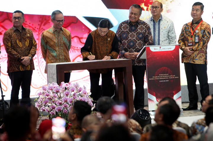 Sri Mulyani membuka perdagangan BEI didampingi Gubernur Bank Indonesia (BI), Ketua Dewan Komisioner OJK Mahendra Siregar, Ketua Dewan Komisioner LPS Purbaya Yudhi Sadewa, hingga Direktur Utama BEI Imam Rachman.