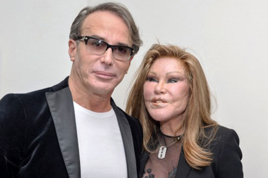 Sosialita Swiss dan penggemar operasi kosmetik Jocelyne Wildenstein, yang terkadang dikenal sebagai 'Catwoman' karena operasi plastik ekstensif yang dilakukannya, telah meninggal dunia, kata pasangannya yang merupakan desainer Lloyd Klein, Rabu, 1 Januari 2025.
