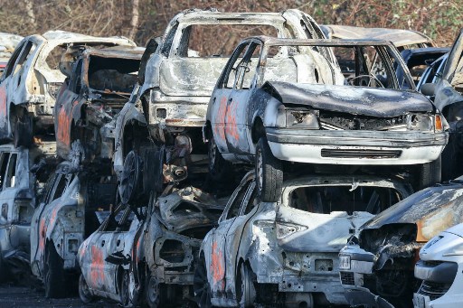 Pada malam 1 Januari 2025, total 984 kendaraan dilaporkan dibakar. Sementara 420 orang ditahan, 310 di antaranya dijebloskan ke dalam tahanan.