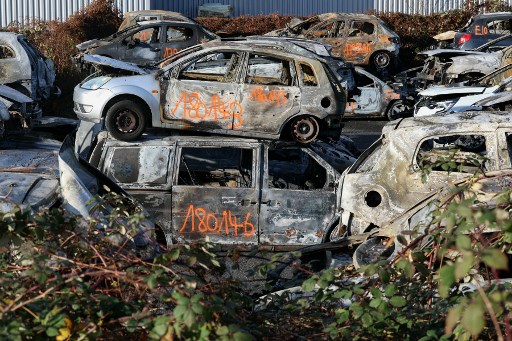 Di Lyon, seorang gadis berusia dua tahun dilaporkan mengalami luka di wajah dan mata akibat kembang api yang menyambar kereta anak miliknya. Dalam insiden lain, satu orang dilarikan ke rumah sakit dalam kondisi kritis akibat kejadian yang melibatkan kembang api.
