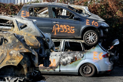 Menteri Dalam Negeri Prancis Bruno Retailleau, menyebutkan bahwa banyak insiden terkait peluncuran kembang api, termasuk bentrokan dengan polisi dan petugas pemadam kebakaran.